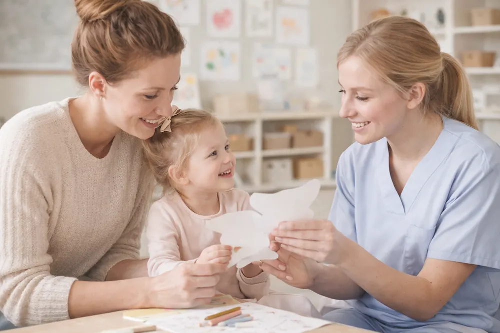 échange entre maman et une professionnelle de crèche