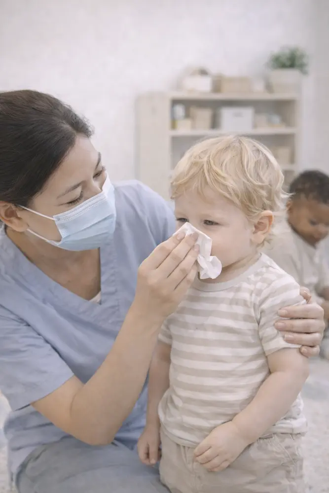 Epidémie en crèche - moucher un enfant